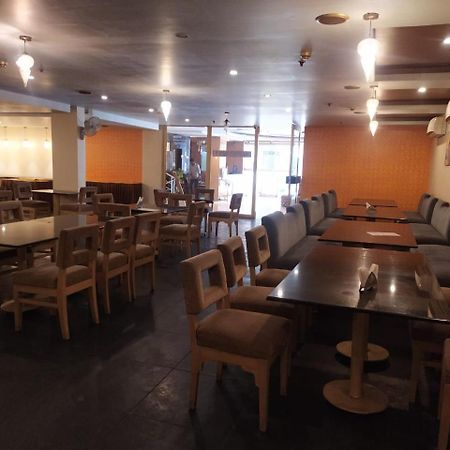 Blossom Rooms Hotel Vashishtha - Free Lunch Or Dinner- Free Breakfast Haiderabad Buitenkant foto