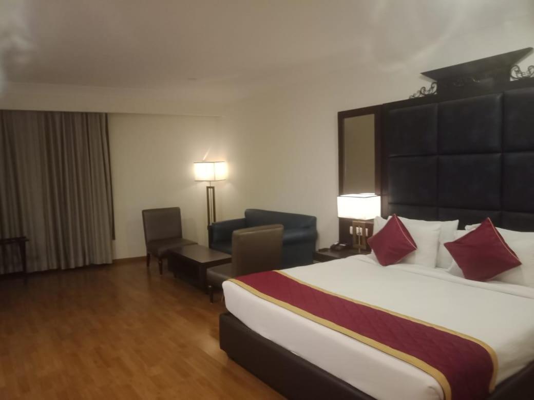 Blossom Rooms Hotel Vashishtha - Free Lunch Or Dinner- Free Breakfast Haiderabad Buitenkant foto
