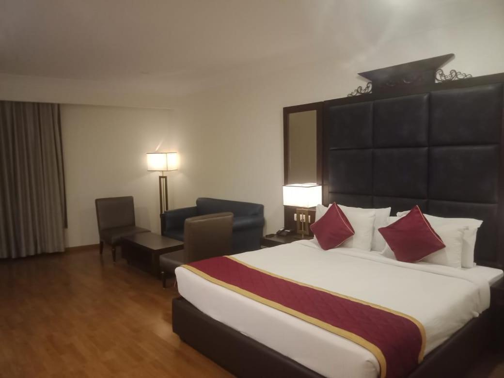 Blossom Rooms Hotel Vashishtha - Free Lunch Or Dinner- Free Breakfast Haiderabad Buitenkant foto