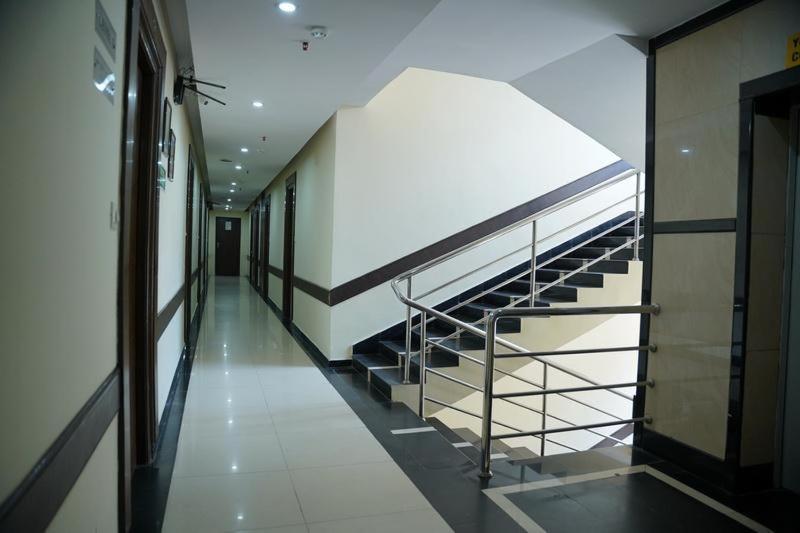 Blossom Rooms Hotel Vashishtha - Free Lunch Or Dinner- Free Breakfast Haiderabad Buitenkant foto