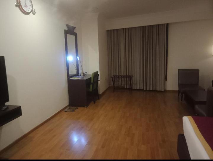 Blossom Rooms Hotel Vashishtha - Free Lunch Or Dinner- Free Breakfast Haiderabad Buitenkant foto
