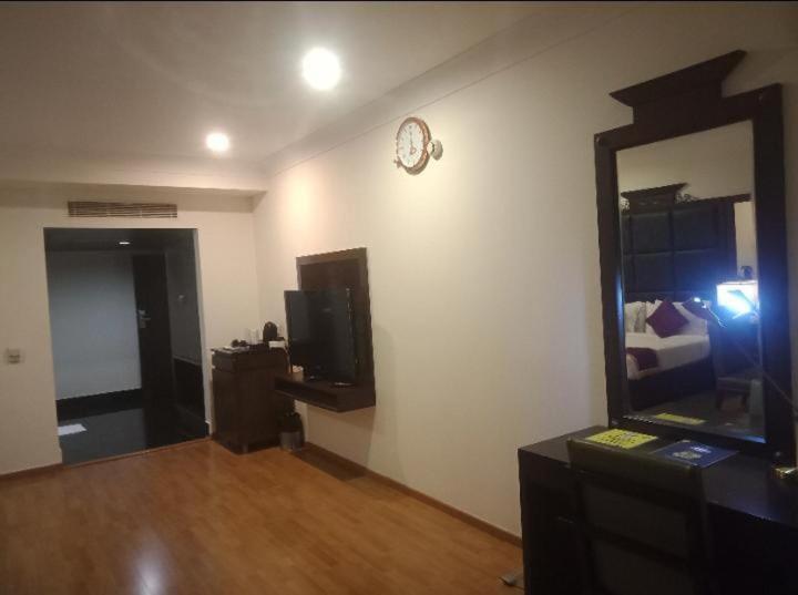 Blossom Rooms Hotel Vashishtha - Free Lunch Or Dinner- Free Breakfast Haiderabad Buitenkant foto