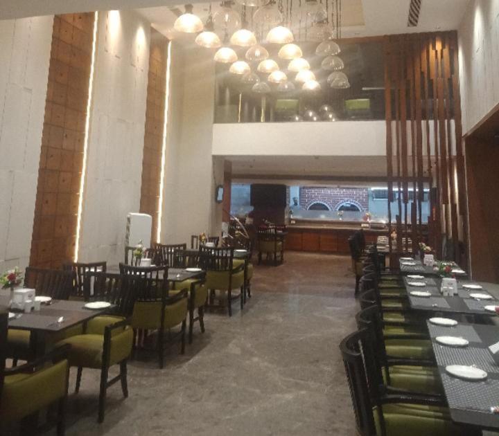 Blossom Rooms Hotel Vashishtha - Free Lunch Or Dinner- Free Breakfast Haiderabad Buitenkant foto