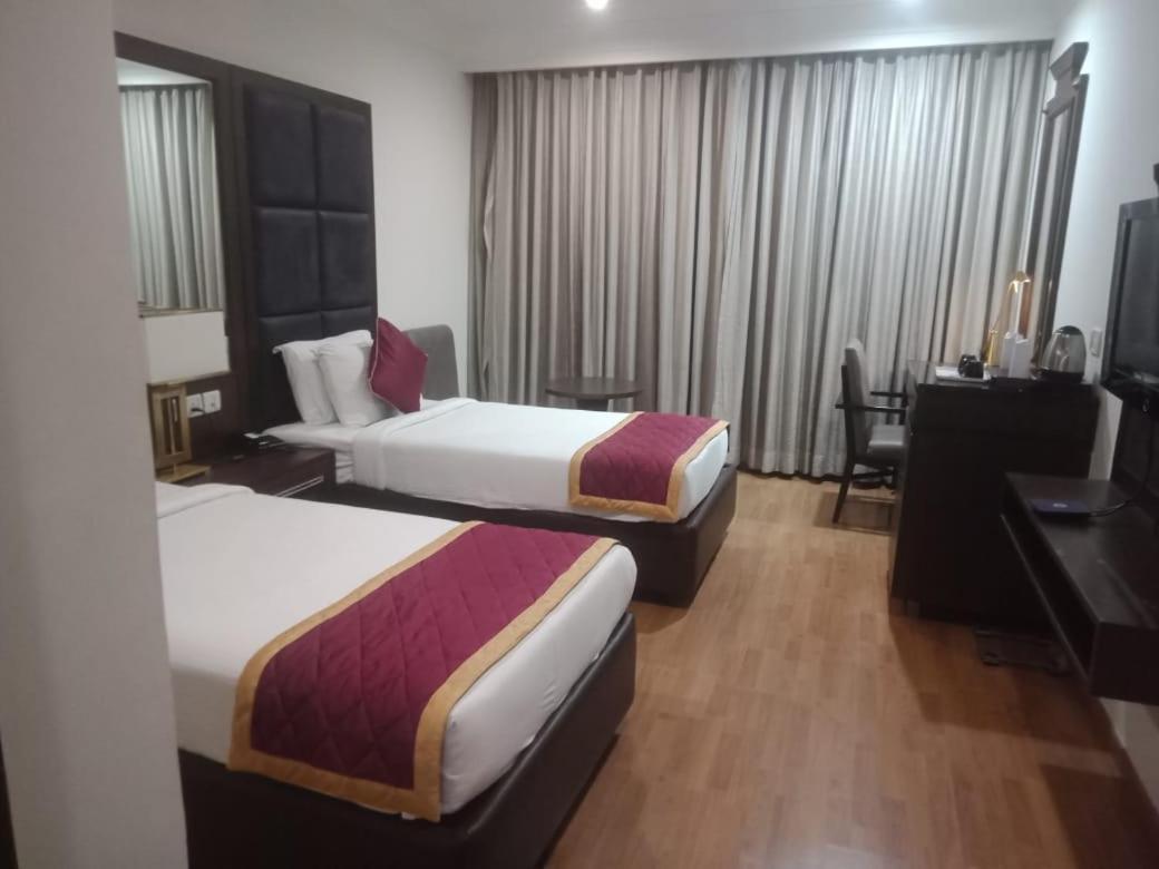Blossom Rooms Hotel Vashishtha - Free Lunch Or Dinner- Free Breakfast Haiderabad Buitenkant foto