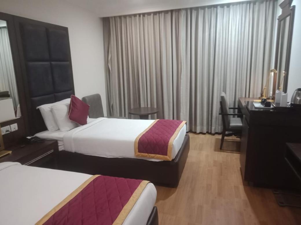 Blossom Rooms Hotel Vashishtha - Free Lunch Or Dinner- Free Breakfast Haiderabad Buitenkant foto