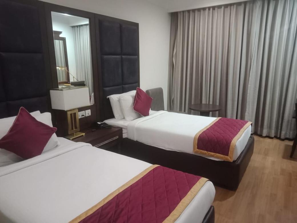 Blossom Rooms Hotel Vashishtha - Free Lunch Or Dinner- Free Breakfast Haiderabad Buitenkant foto