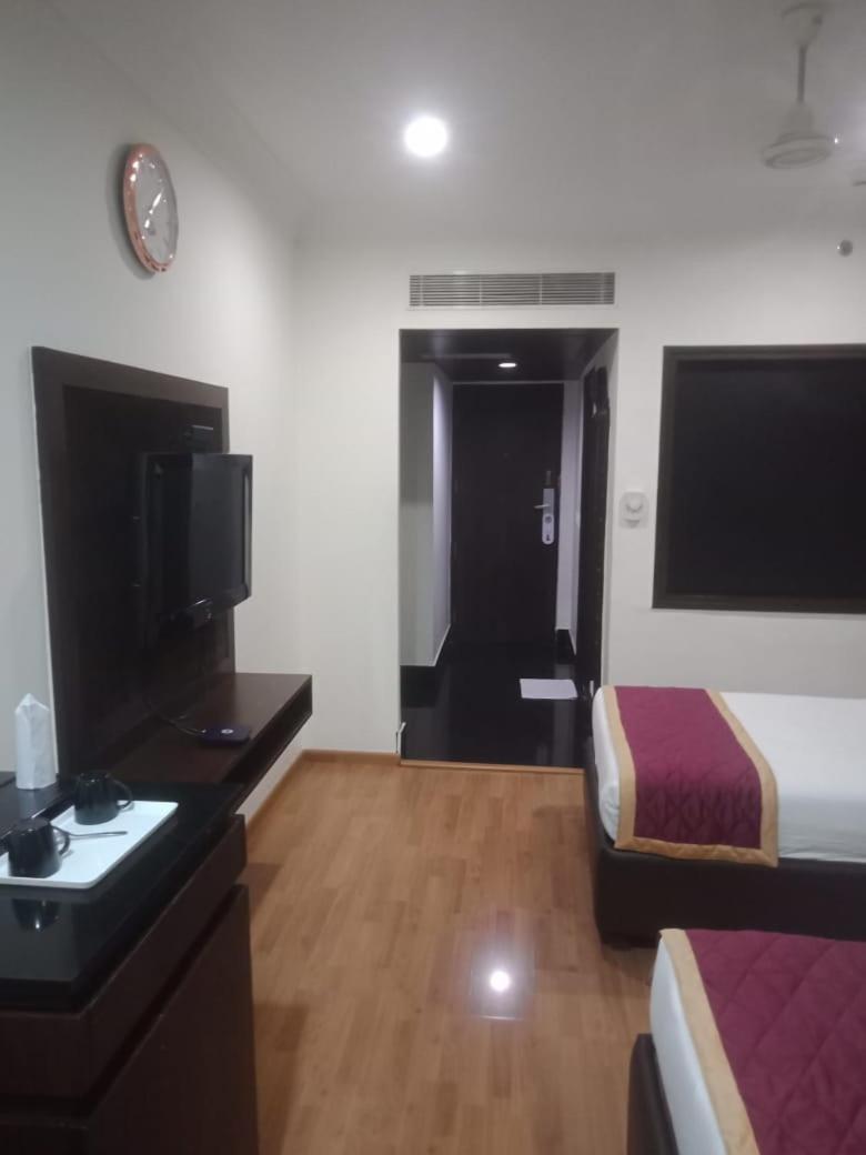Blossom Rooms Hotel Vashishtha - Free Lunch Or Dinner- Free Breakfast Haiderabad Buitenkant foto