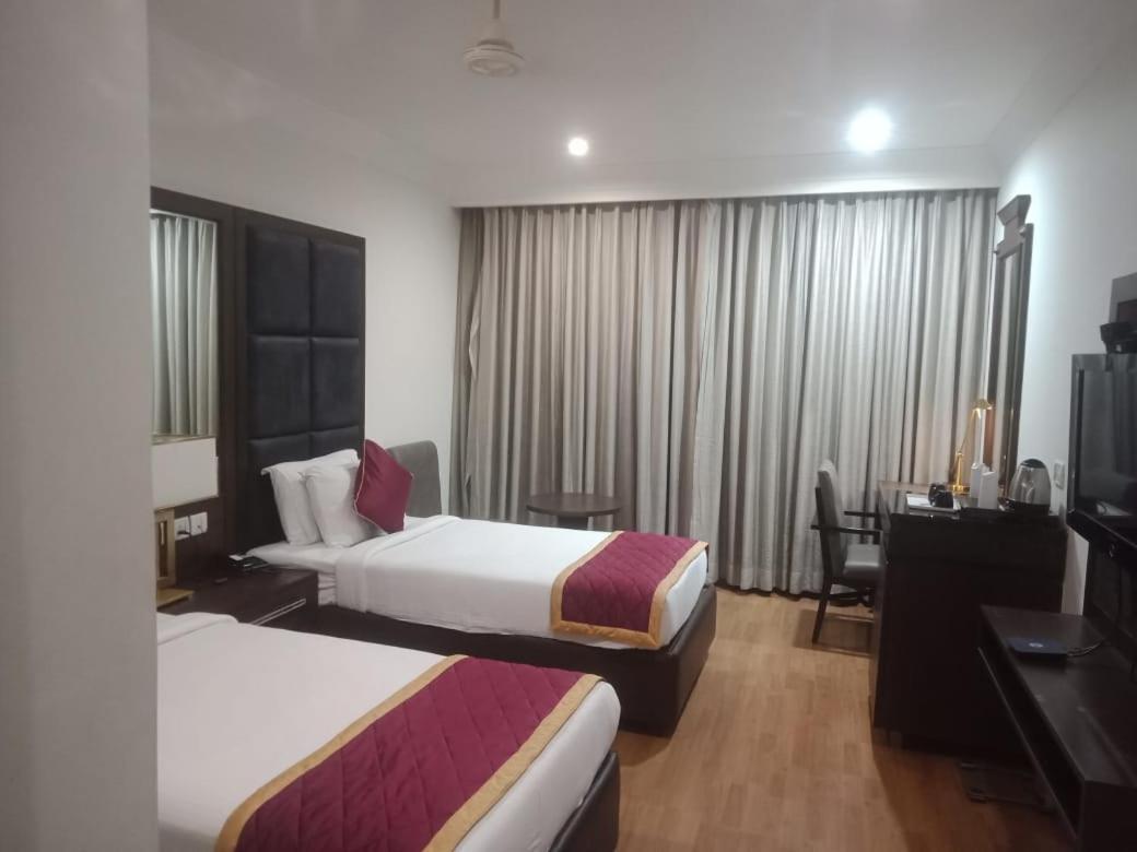 Blossom Rooms Hotel Vashishtha - Free Lunch Or Dinner- Free Breakfast Haiderabad Buitenkant foto
