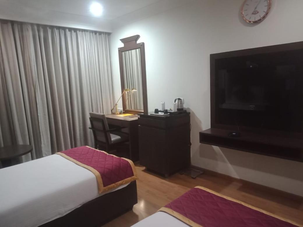 Blossom Rooms Hotel Vashishtha - Free Lunch Or Dinner- Free Breakfast Haiderabad Buitenkant foto