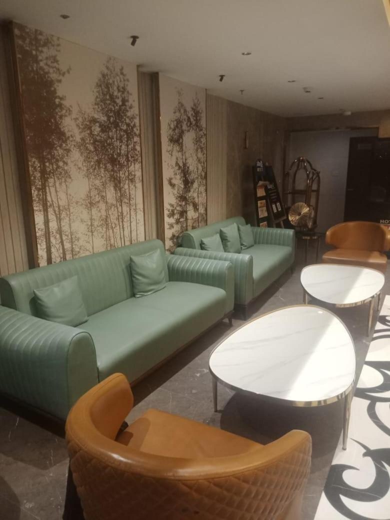 Blossom Rooms Hotel Vashishtha - Free Lunch Or Dinner- Free Breakfast Haiderabad Buitenkant foto