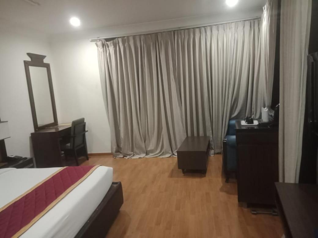 Blossom Rooms Hotel Vashishtha - Free Lunch Or Dinner- Free Breakfast Haiderabad Buitenkant foto