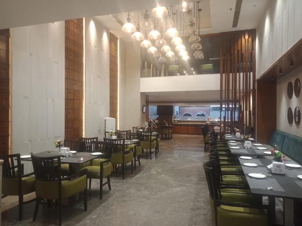 Blossom Rooms Hotel Vashishtha - Free Lunch Or Dinner- Free Breakfast Haiderabad Buitenkant foto