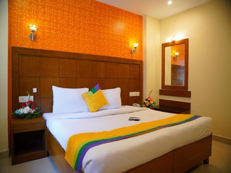 Blossom Rooms Hotel Vashishtha - Free Lunch Or Dinner- Free Breakfast Haiderabad Buitenkant foto