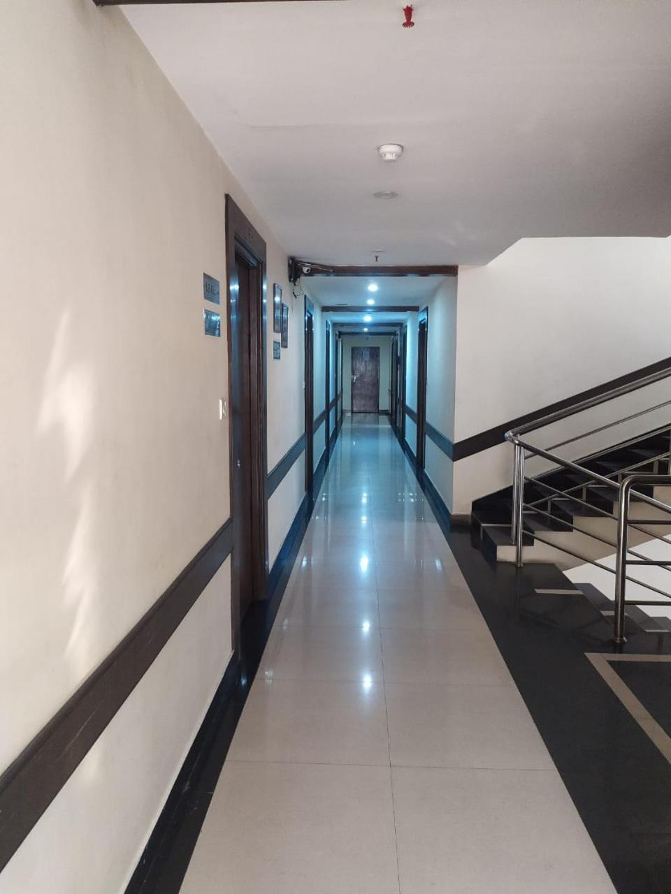 Blossom Rooms Hotel Vashishtha - Free Lunch Or Dinner- Free Breakfast Haiderabad Buitenkant foto