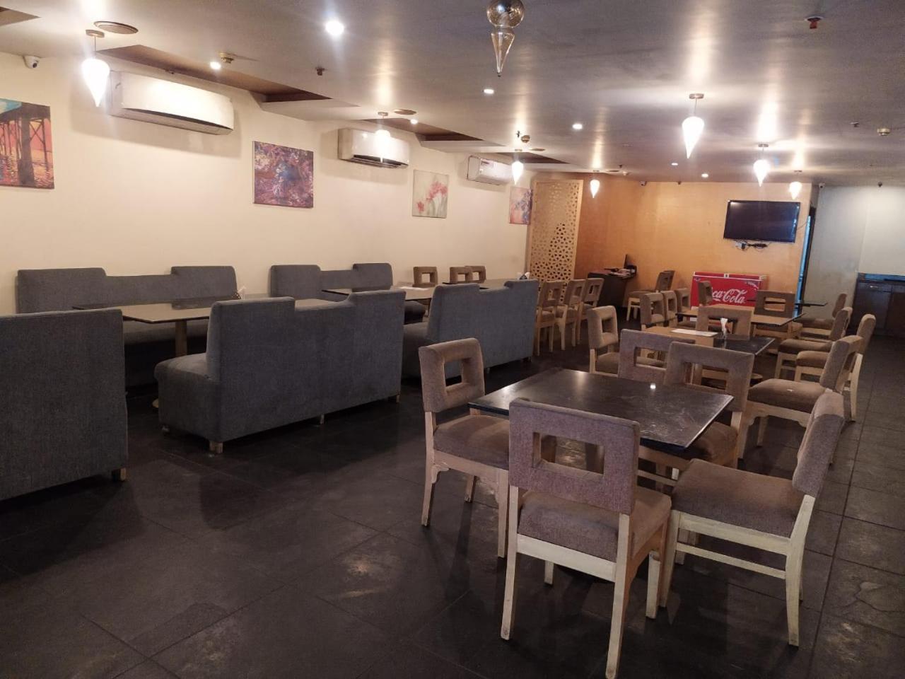 Blossom Rooms Hotel Vashishtha - Free Lunch Or Dinner- Free Breakfast Haiderabad Buitenkant foto