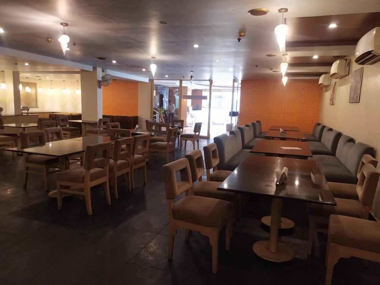 Blossom Rooms Hotel Vashishtha - Free Lunch Or Dinner- Free Breakfast Haiderabad Buitenkant foto