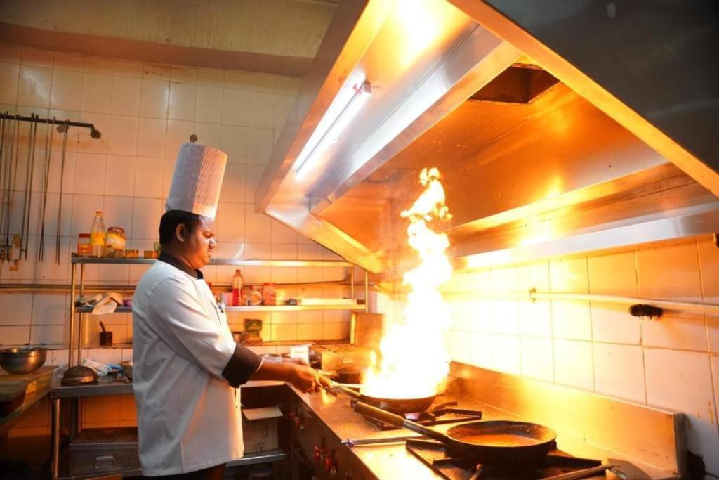 Blossom Rooms Hotel Vashishtha - Free Lunch Or Dinner- Free Breakfast Haiderabad Buitenkant foto