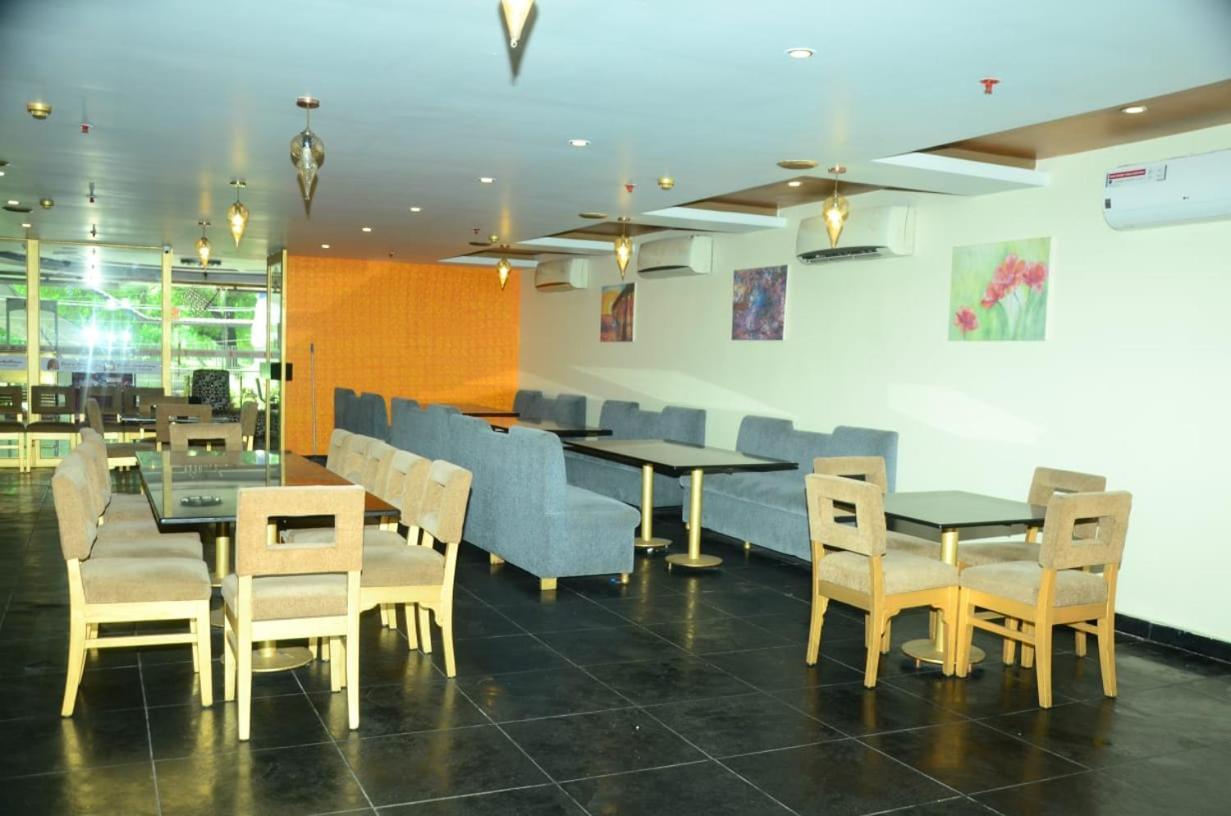 Blossom Rooms Hotel Vashishtha - Free Lunch Or Dinner- Free Breakfast Haiderabad Buitenkant foto