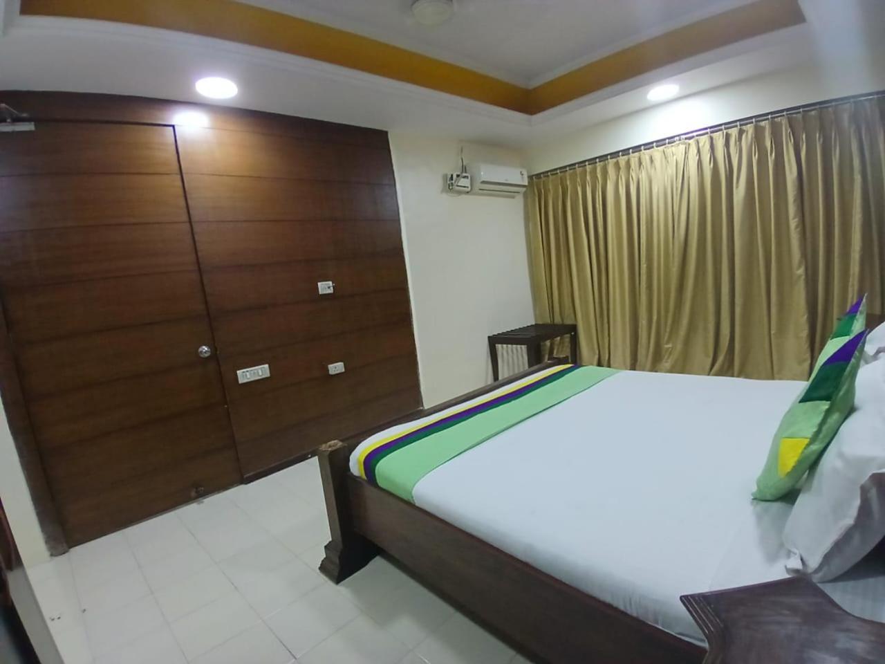 Blossom Rooms Hotel Vashishtha - Free Lunch Or Dinner- Free Breakfast Haiderabad Buitenkant foto