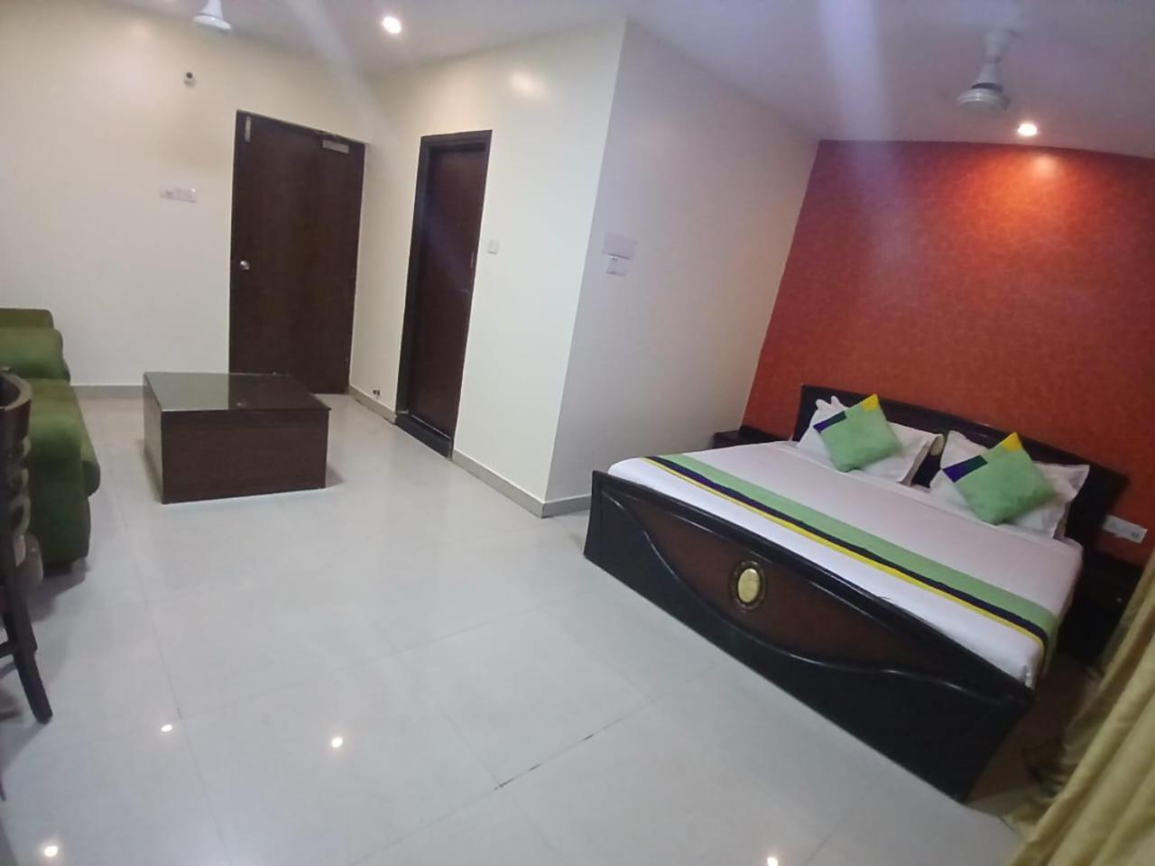 Blossom Rooms Hotel Vashishtha - Free Lunch Or Dinner- Free Breakfast Haiderabad Buitenkant foto