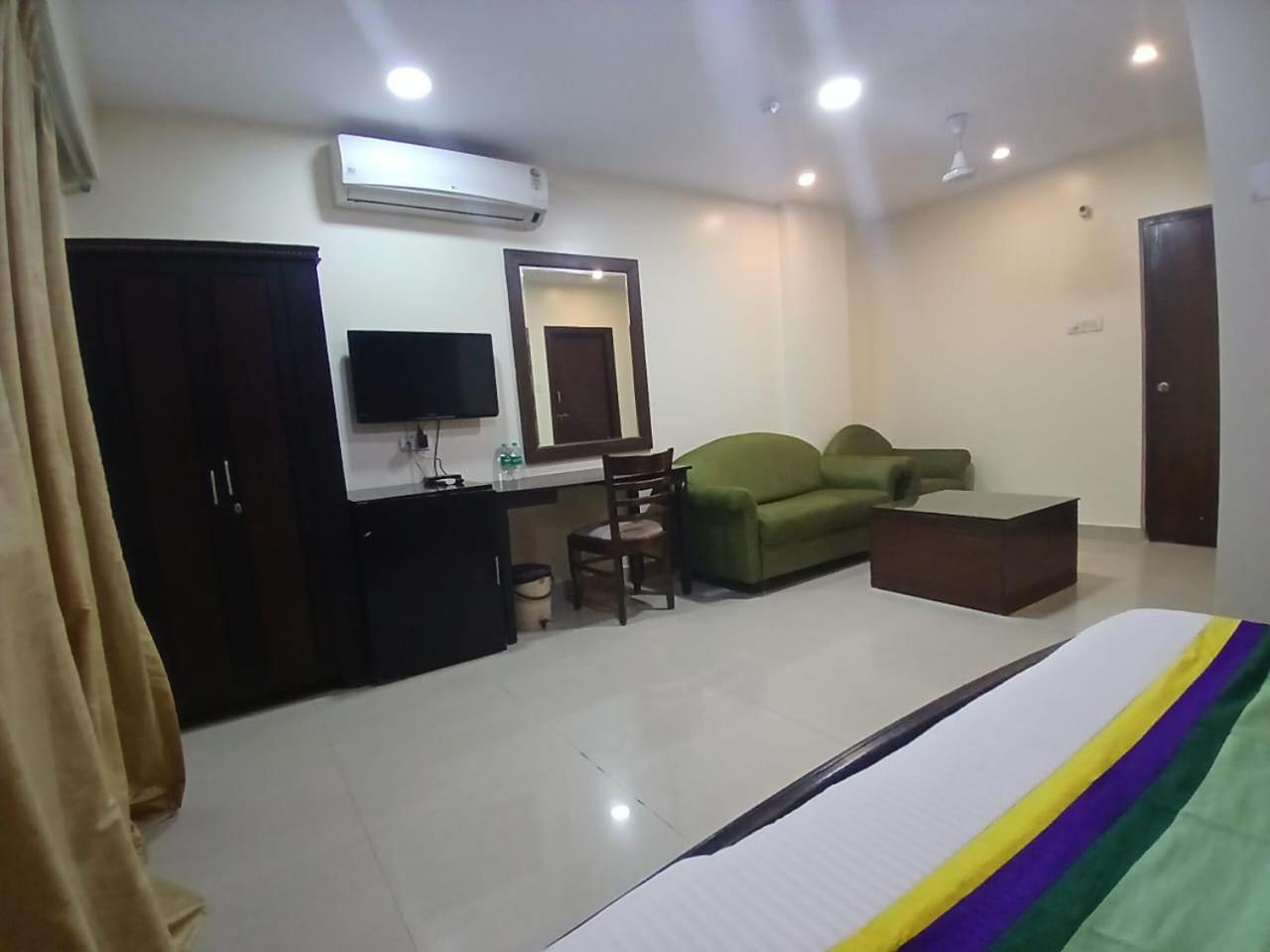 Blossom Rooms Hotel Vashishtha - Free Lunch Or Dinner- Free Breakfast Haiderabad Buitenkant foto