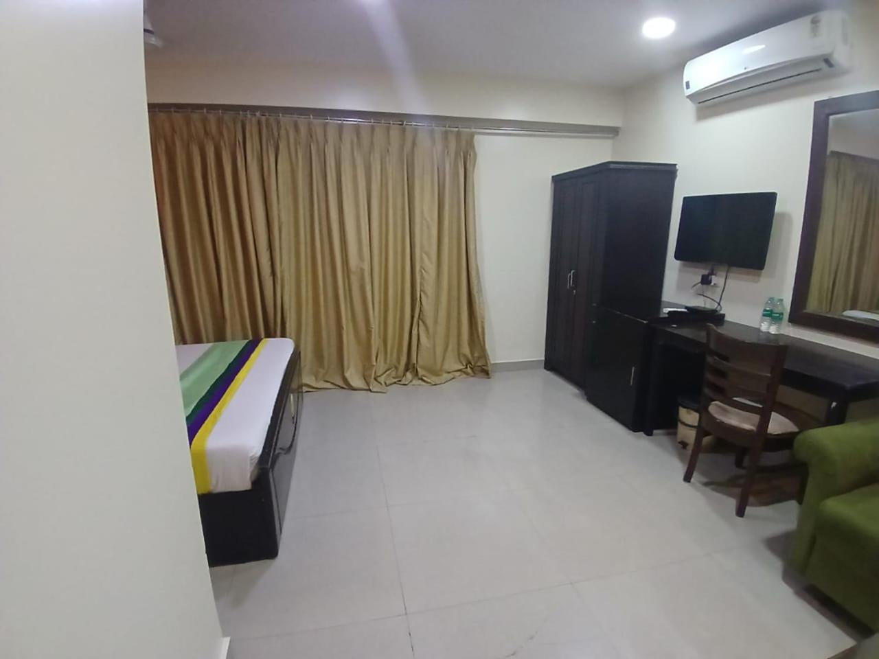 Blossom Rooms Hotel Vashishtha - Free Lunch Or Dinner- Free Breakfast Haiderabad Buitenkant foto