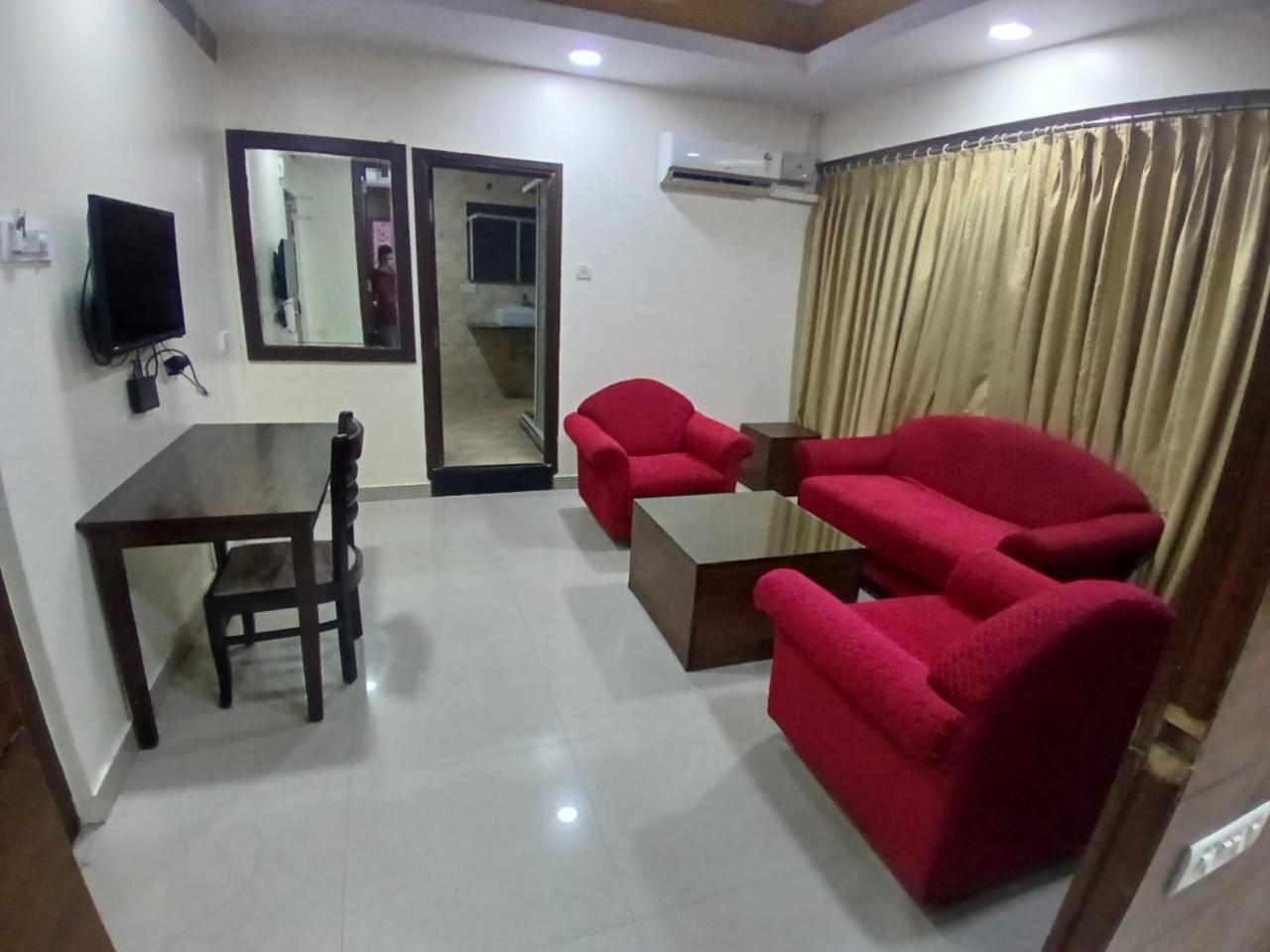 Blossom Rooms Hotel Vashishtha - Free Lunch Or Dinner- Free Breakfast Haiderabad Buitenkant foto