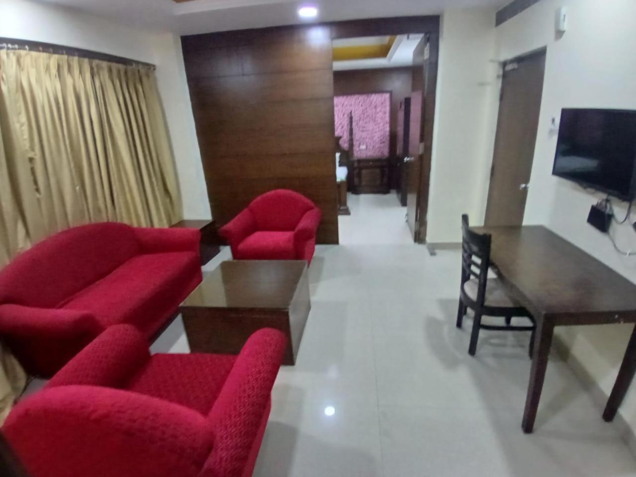 Blossom Rooms Hotel Vashishtha - Free Lunch Or Dinner- Free Breakfast Haiderabad Buitenkant foto